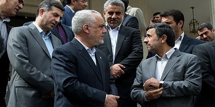 استقبال وزیر دولت احمدی نژاد با پرتاب کفش