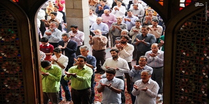 حاشیه ها/ روبوسی احمدی نژاد و عارف/ اشک های حضرت آقا در قنوت نماز